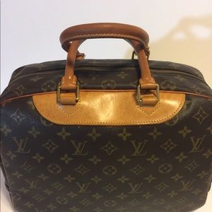 Pre owned authentic Louis Vuitton Deauville bag